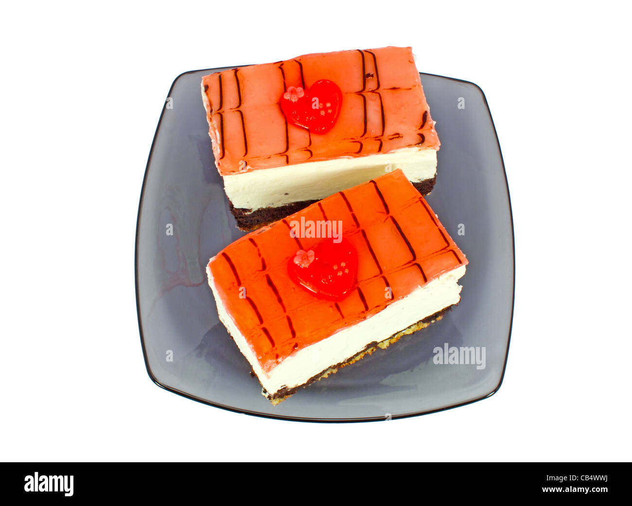 Torte fatte in casa con cuore rosso sulla lastra di vetro, isolato su bianco Foto Stock
