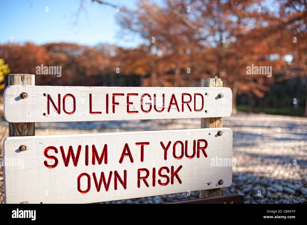 Segno: niente bagnino - nuotare a proprio rischio e pericolo Foto Stock