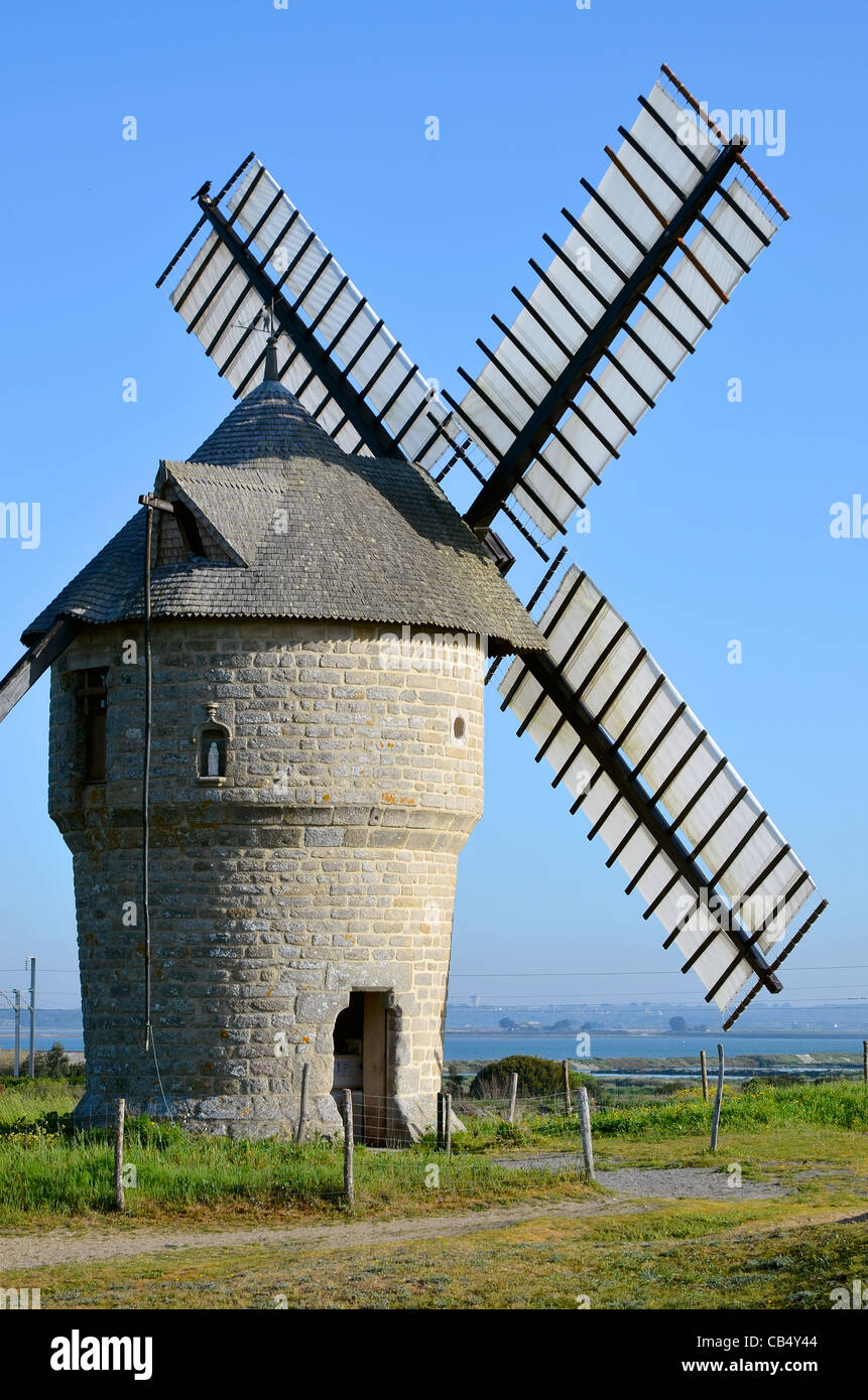 Il mulino a vento a Batz sur Mer in Francia (Moulin de la Falaise), nel dipartimento Loire-Atlantique nella Francia occidentale. Foto Stock