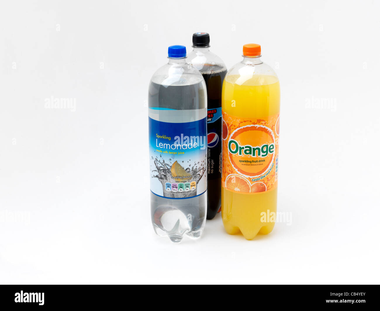 Una selezione di bevande gassate aranciata, la limonata e Pepsi Max in bottiglie grandi Foto Stock