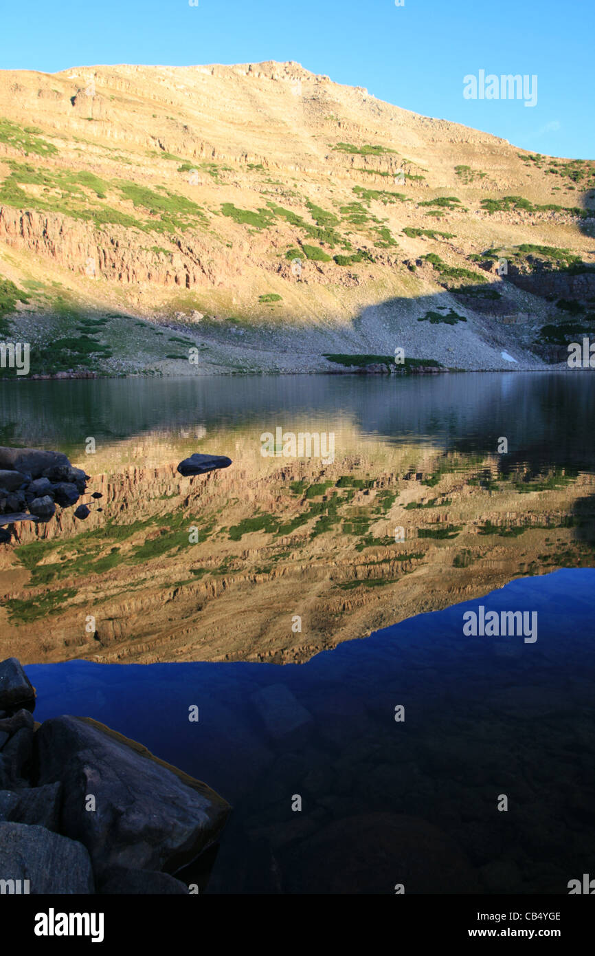 Montare Agassiz riflessa nel lago blu nel bacino del naturalista, Alta Uintas, Utah Foto Stock