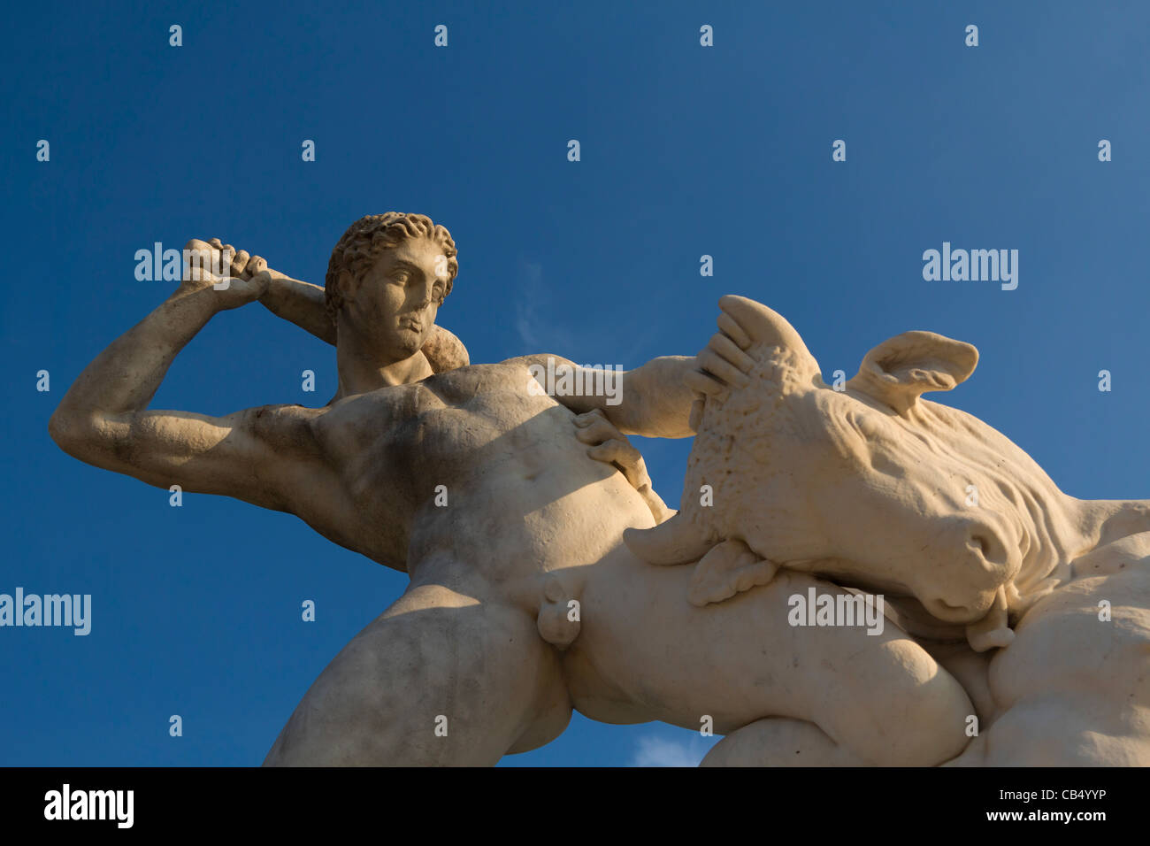 Thésée combattant le minotaure statua da Etienne Jules Ramey nei giardini Tuileries Parigi Francia Foto Stock