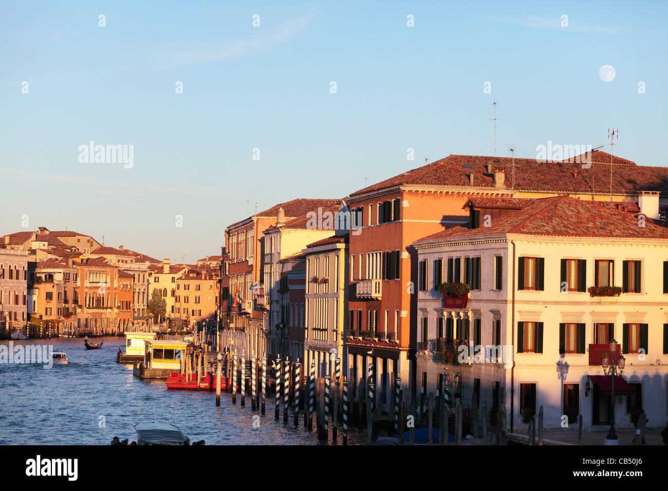 La luna sorge sulla riva de Biasio regione di Venezia, Italia, con il Canal Grande a sinistra Foto Stock