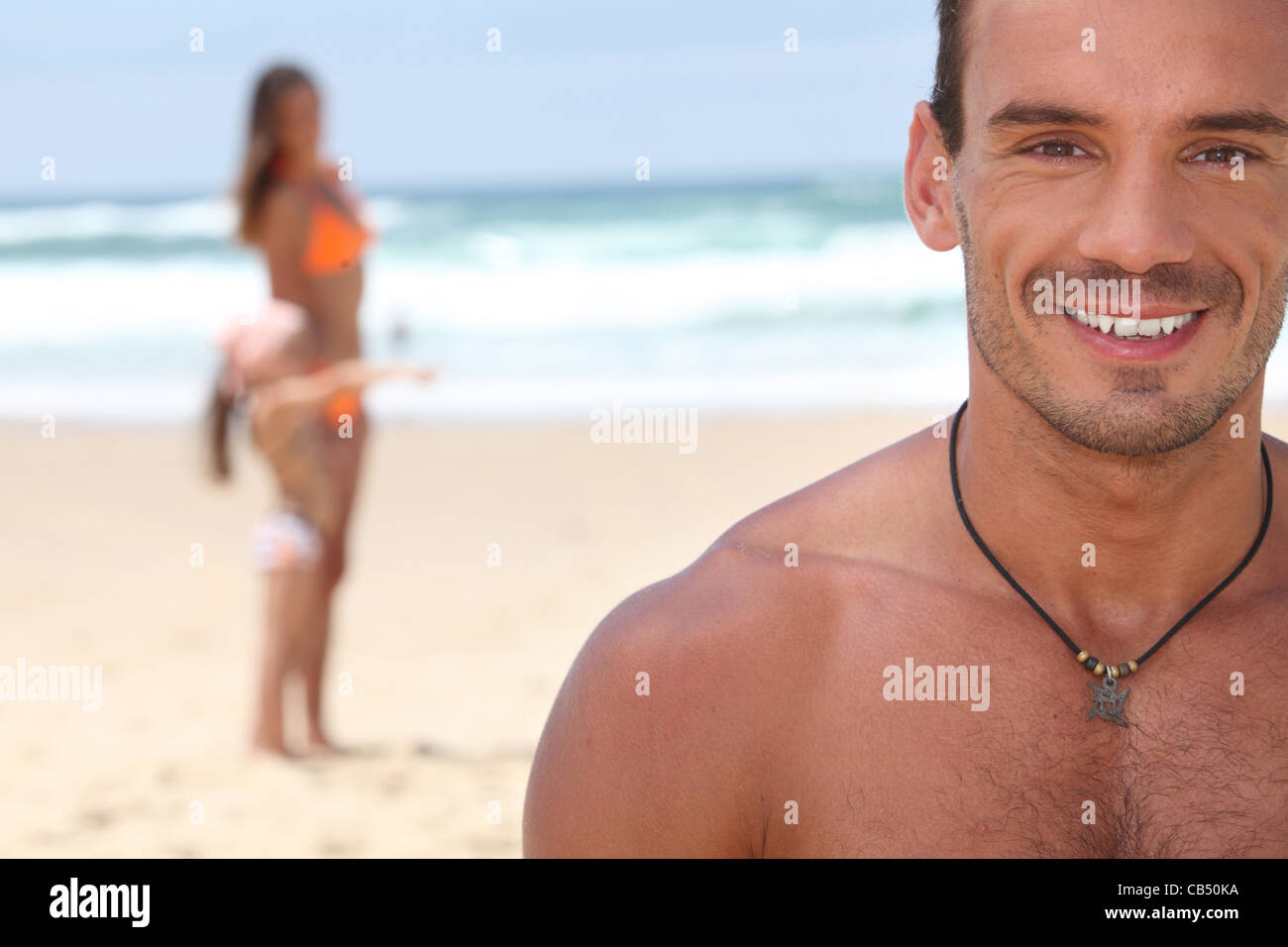 Uomo a mare con la sua famiglia Foto Stock