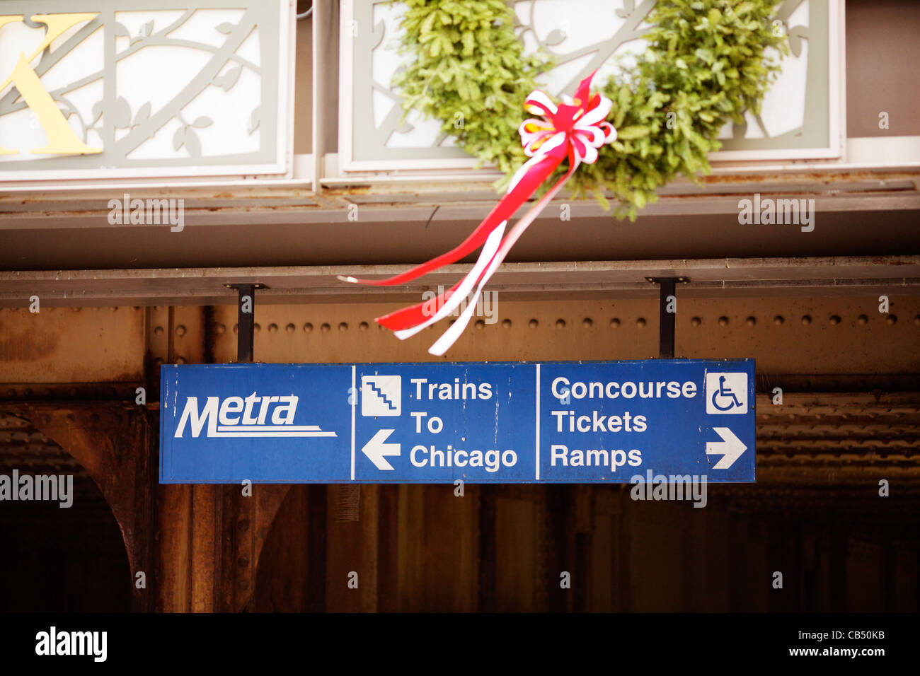 Metra commuter rail station segno e ghirlanda di Natale e la prua. Oak Park, Illinois. Foto Stock