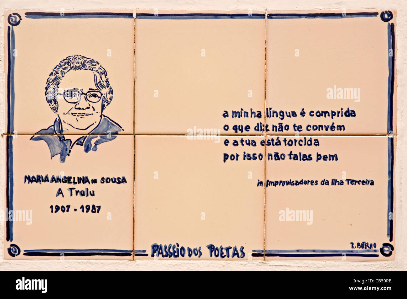 Europa portogallo azzorre Terceira Praia da Vitoria memorial piastrella per un poeta (Maria Angelina de Sousa) Foto Stock