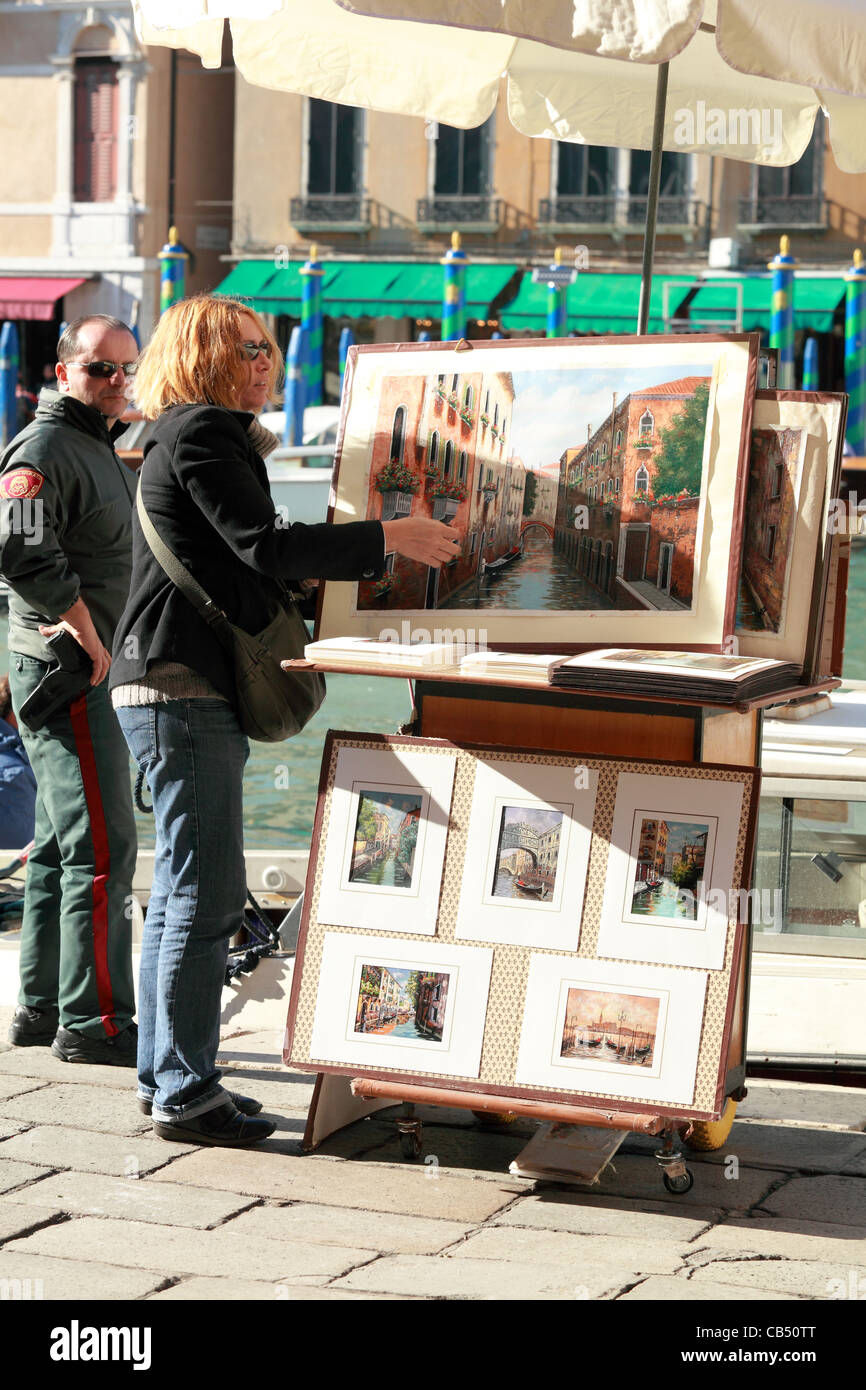 Un Artista Veneziano Visualizza I Suoi Dipinti Della Citt Ai Piedi Del 