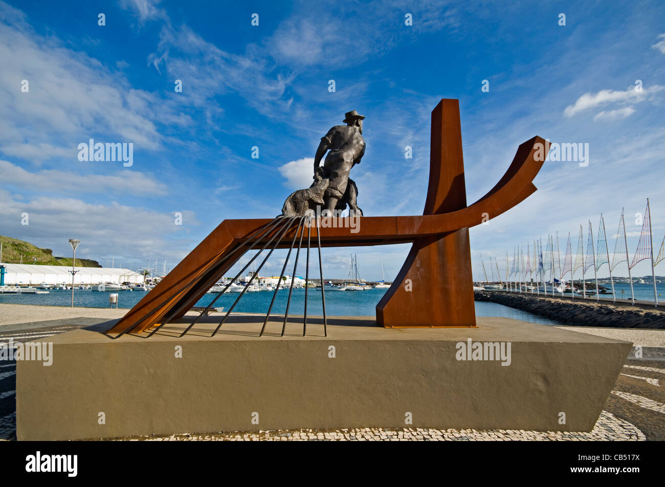 Europa portogallo azzorre Terceira Praia da Vitoria monumento ai pescatori del porto di fronte Foto Stock