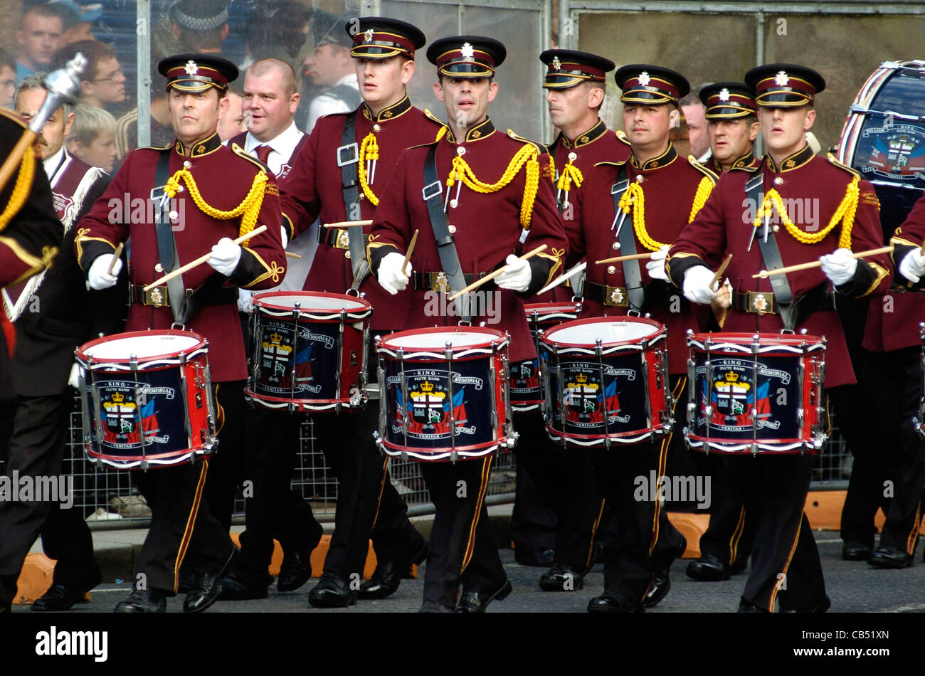 Una banda di lealisti a suonare in un apprendista di ragazzi di Derry parade, Londonderry, Irlanda del Nord. Foto Stock