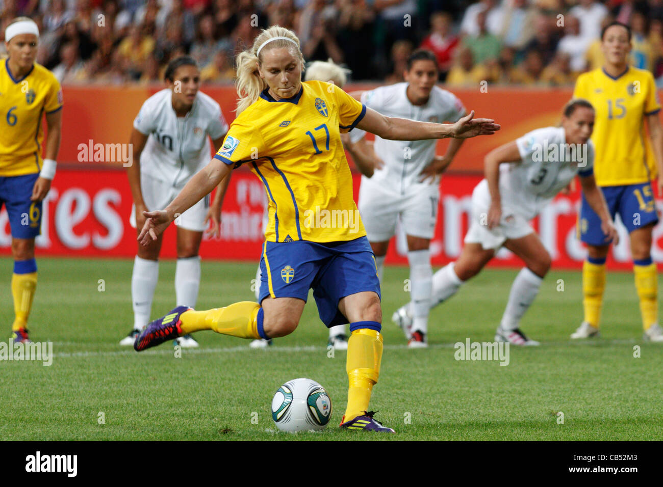 Lisa Dahlkvist svedese prende un calcio di rigore contro gli Stati Uniti durante una partita del gruppo C della Coppa del mondo femminile all'Arena Im Allerpark il 6 luglio 2011 a Wolfsburg, in Germania. Solo per uso editoriale. Uso commerciale vietato. Foto Stock Lisa Dahlkvist svedese prende un calcio di rigore contro gli Stati Uniti durante una partita del gruppo C della Coppa del mondo femminile all'Arena Im Allerpark il 6 luglio 2011 a Wolfsburg, in Germania. Solo per uso editoriale. Uso commerciale vietato. Foto Stock