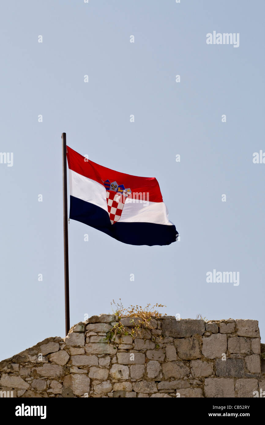 Bandiera croata e il vecchio muro, Croazia Foto Stock