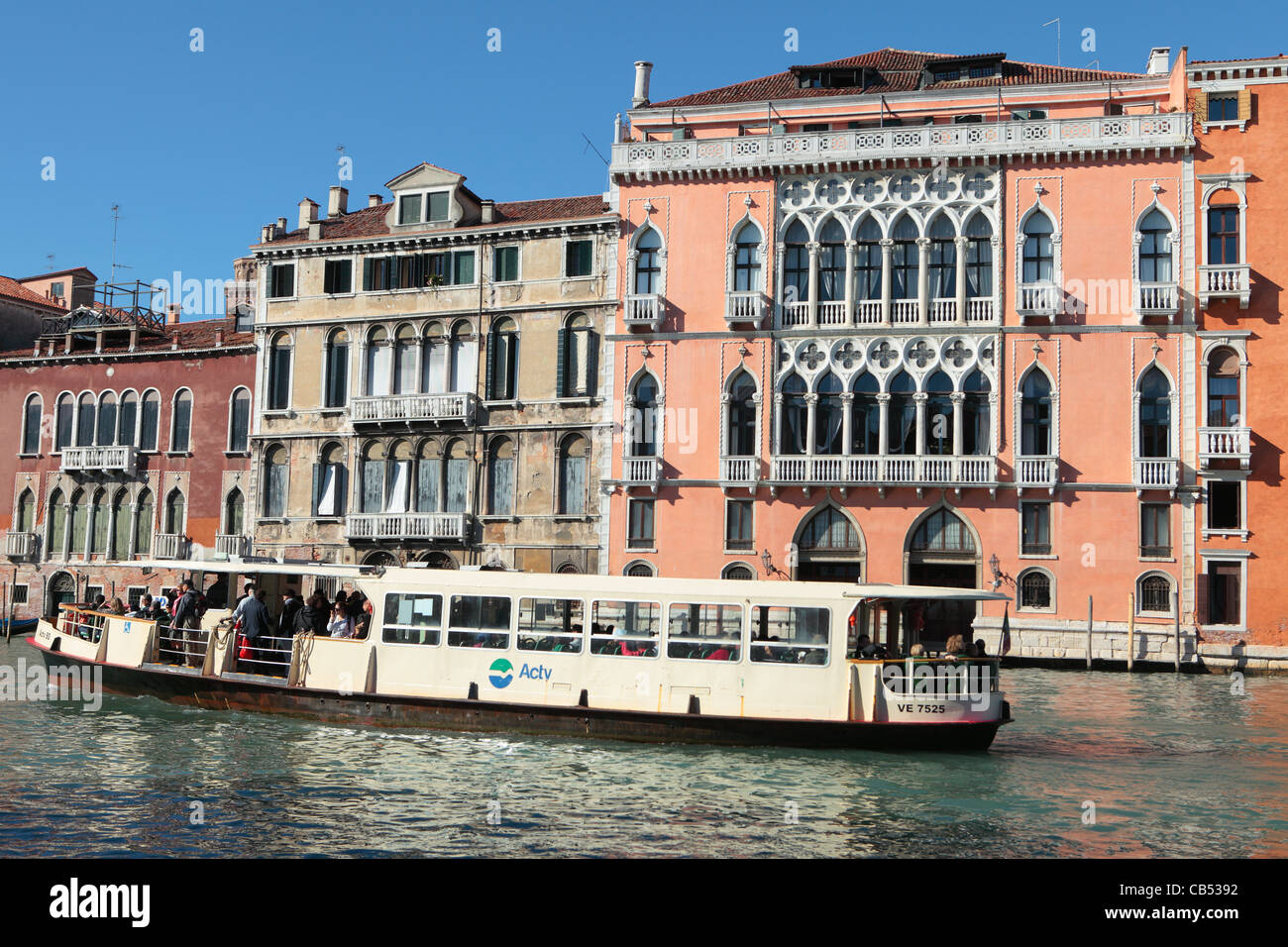 Un vaporetto traghetto passeggeri trasportati lungo il Canal Grande a Venezia. Foto Stock