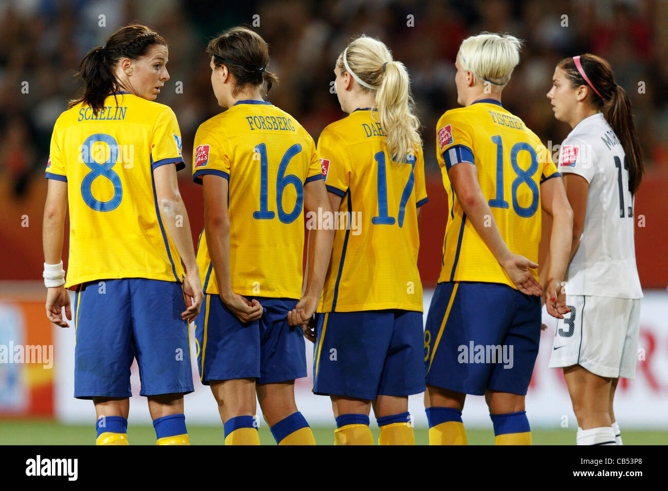 WOLFSBURG, GERMANIA - 6 LUGLIO: Le calciatrici svedesi hanno creato un muro difensivo durante una partita del gruppo C della Coppa del mondo femminile contro gli Stati Uniti all'Arena Im Allerpark il 6 luglio 2011 a Wolfsburg, Germania. L-R: Lotta Schelin, Linda Forsberg, Lisa Dahlkvist, Nilla Fischer, Alex Morgan (USA). Solo per uso editoriale. Uso commerciale vietato. (Fotografia di Jonathan Paul Larsen / Diadem Images) Foto Stock