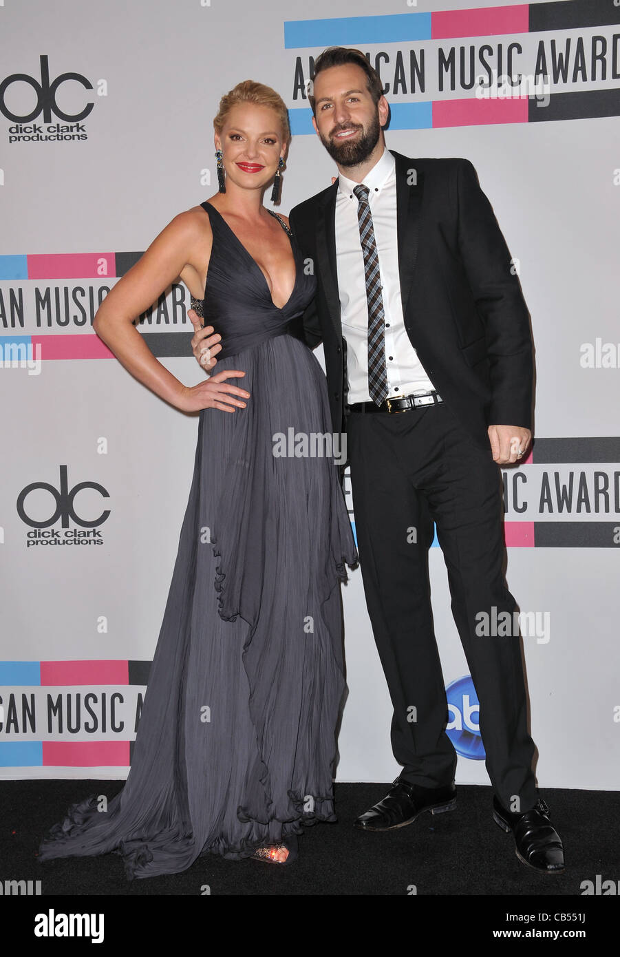 Katherine Heigl e Josh Kelley al 2011 American Music Awards presso il Nokia Theatre di Los Angeles Live Foto Stock