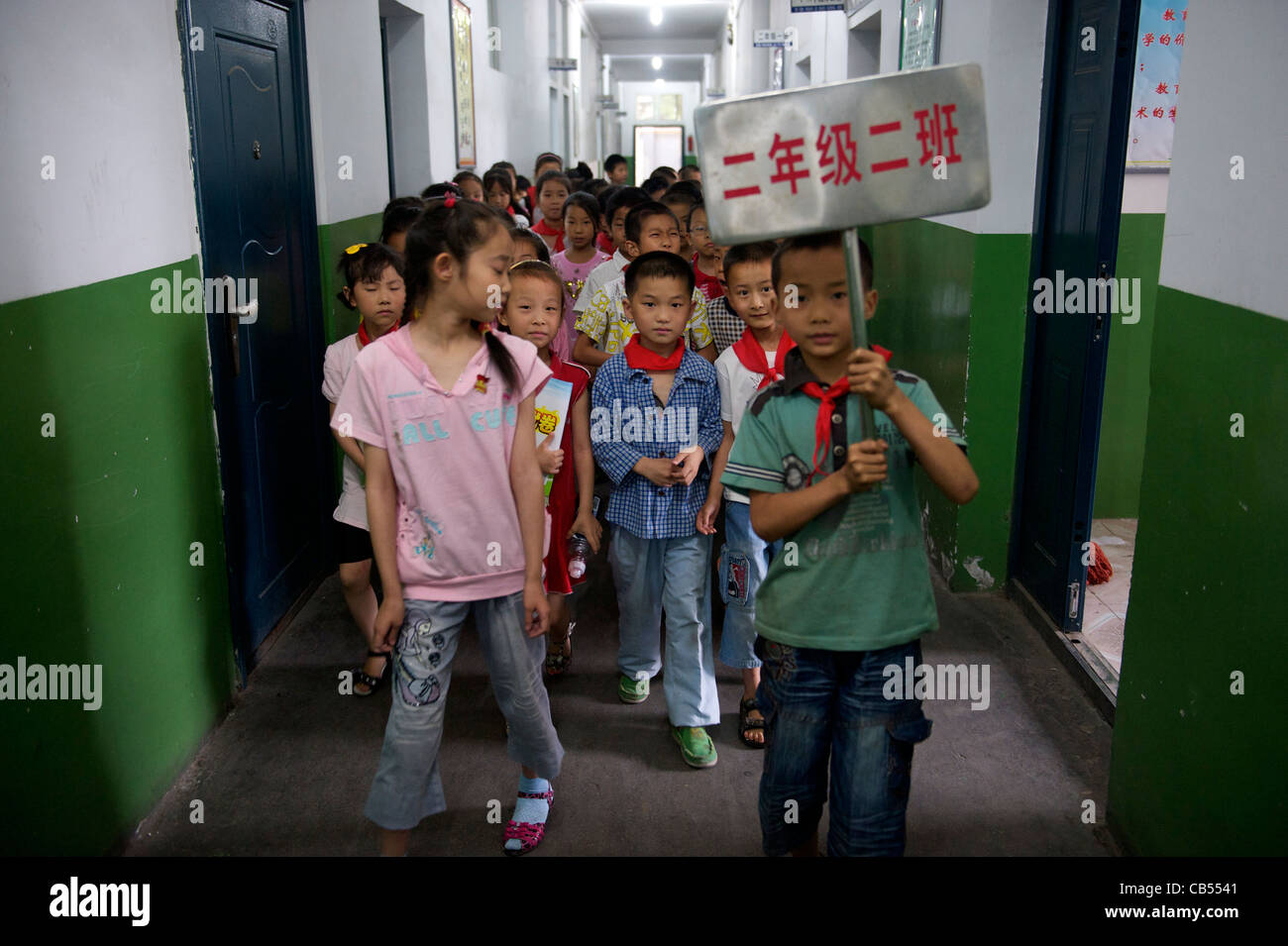 Cinese di studenti della scuola primaria di stand in linea a Xi'an, Shaanxi Province, Cina. 20-Maggio-2011 Foto Stock