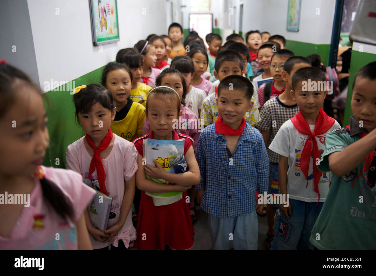 Cinese di studenti della scuola primaria di stand in linea a Xi'an, Shaanxi Province, Cina. 20-Maggio-2011 Foto Stock