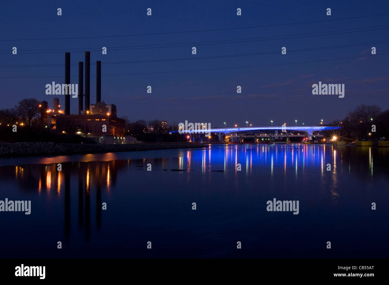 35W ponte che attraversa il fiume Mississippi nel centro di Minneapolis illuminato da luci blu al tramonto Foto Stock