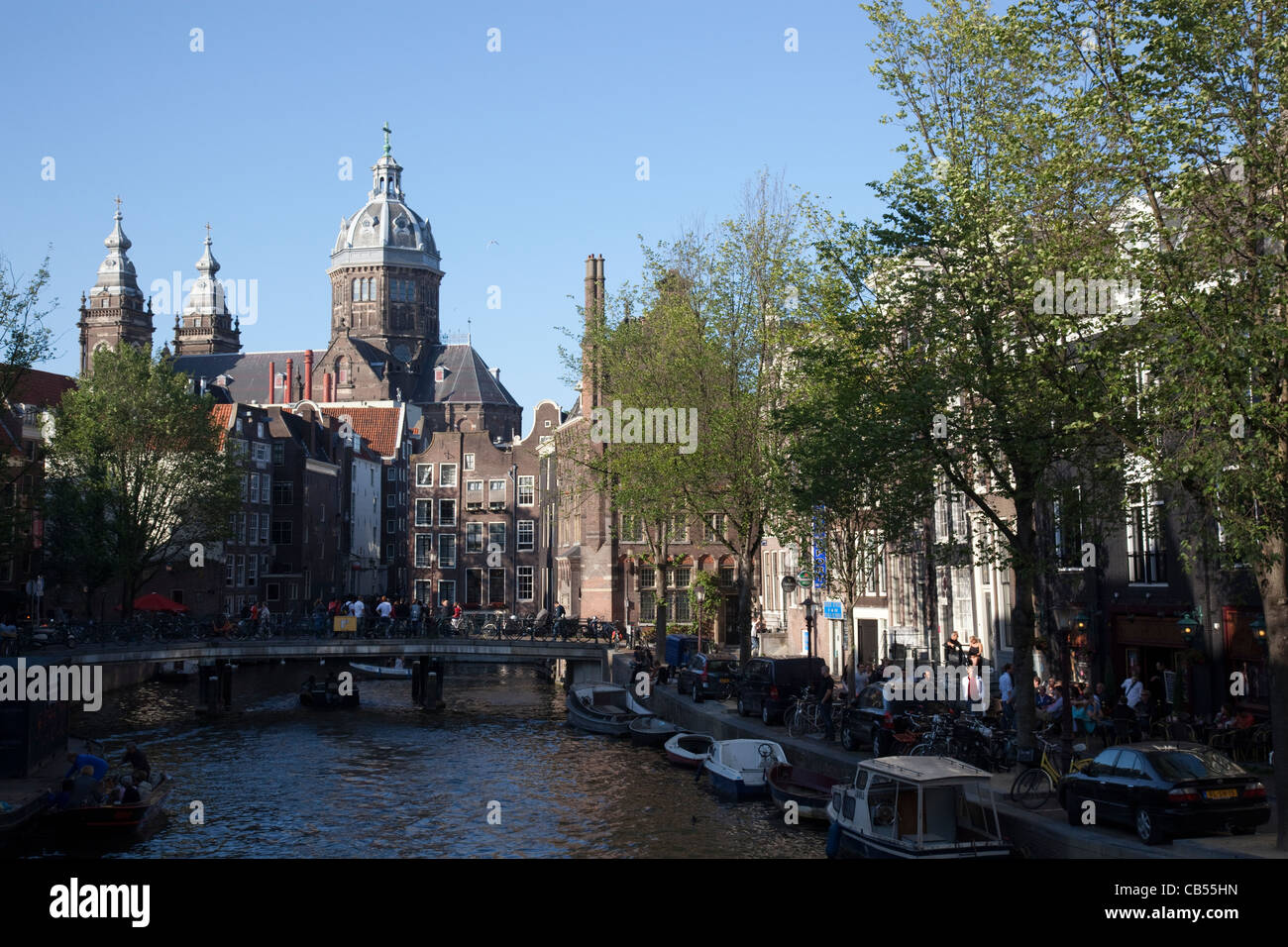 Vista di un canale con Sint-Nicolaaskerk in background. Amsterdam, Paesi Bassi. Foto Stock