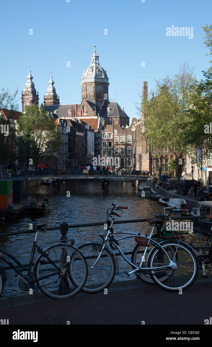 Vista di un canale con Sint-Nicolaaskerk in background. Amsterdam, Paesi Bassi. Foto Stock