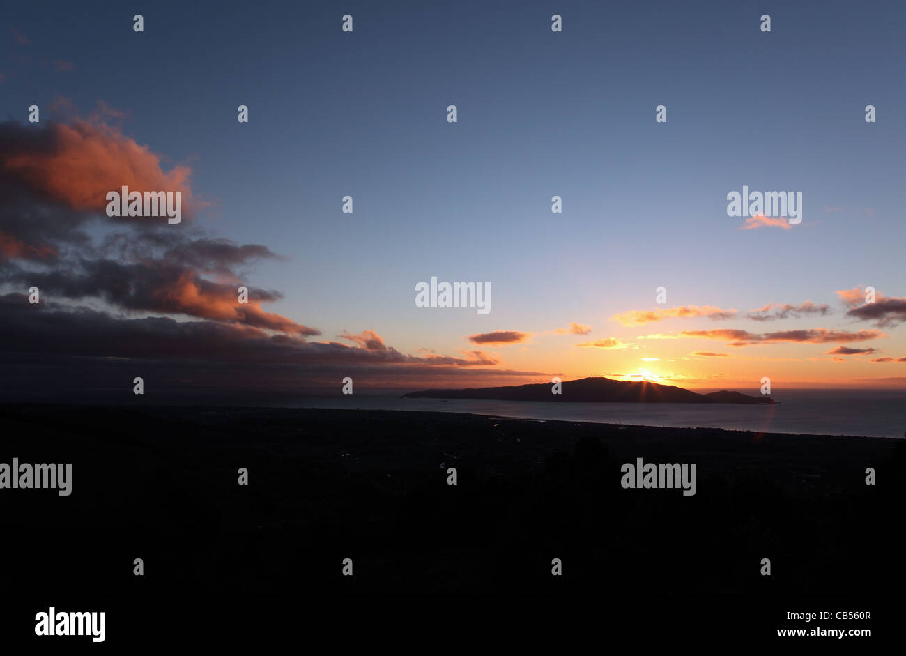 Sunset over Kapiti Island da Waikanae. Isola di Kapiti, Waikanae Beach, la Costa di Kapiti, Wellington, Nuova Zelanda Foto Stock