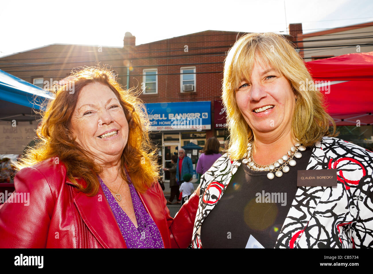 Ottobre 22, 2011 - MERRICK, NEW YORK: candidato locale Claudia Borecky (a destra), campagne a Merrick Street Fair, NY, STATI UNITI D'AMERICA. Foto Stock