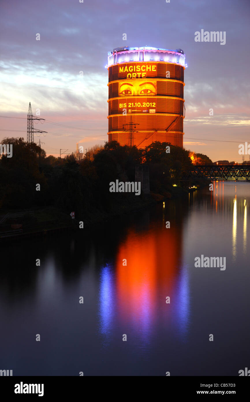 Rhine-Herne canal, per via navigabile interna. Gasometro, un grande contenitore di gas, oggi una mostra ed evento culturale ubicazione. Foto Stock