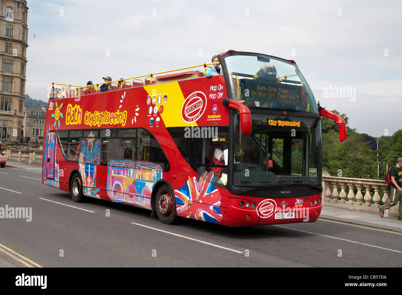 Un moderno OPEN TOP ROSSO TOUR BUS IN BAGNO,Somerset, Inghilterra, GUIDA SU UN PONTE Foto Stock