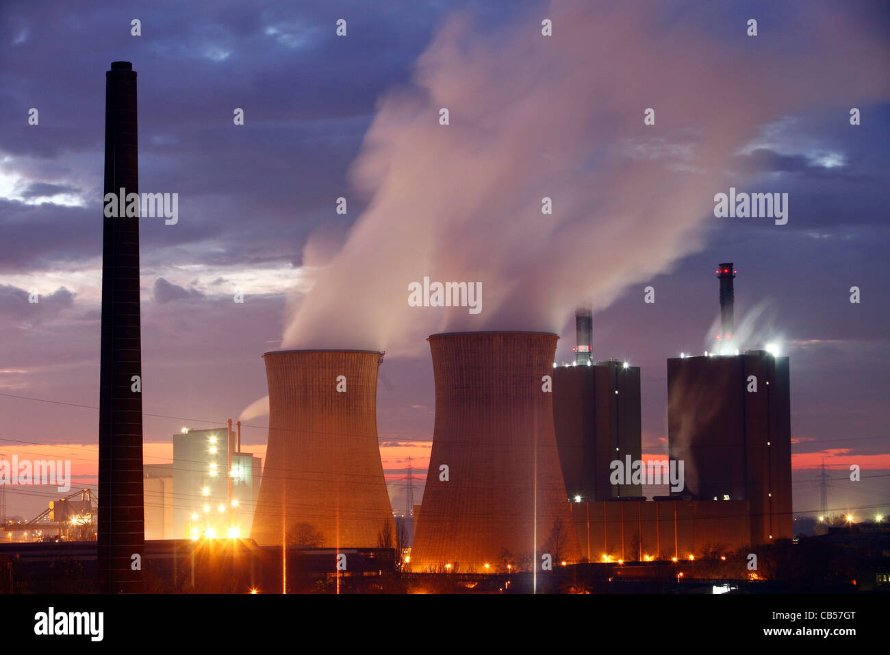 Potenza Gas station. 2 blocchi di turbina generano oltre 600 Megawatt di energia elettrica dalla combustione di gas di forno, Duisburg, Germania. Foto Stock