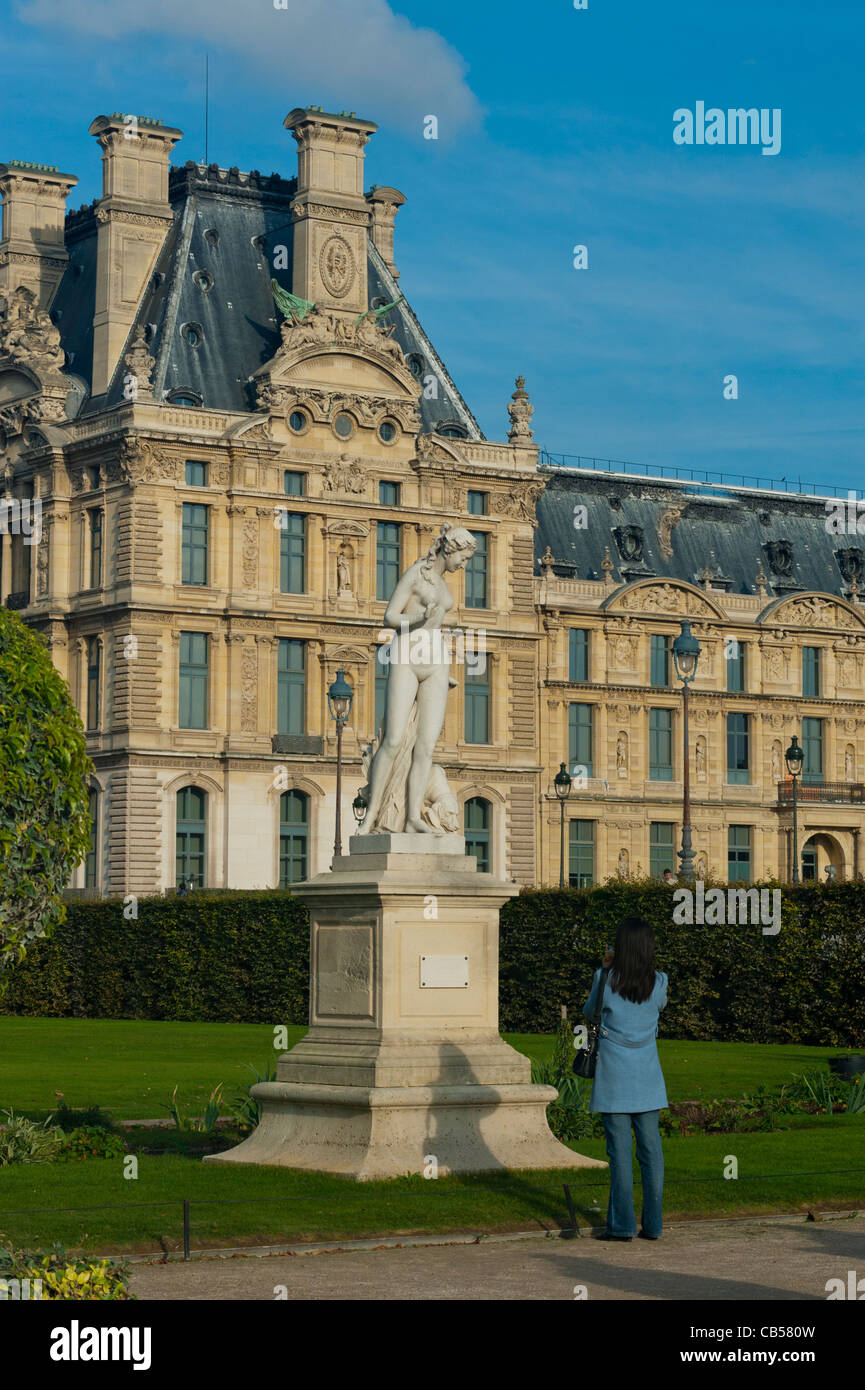 Parigi, Francia, Foto di una donna, retro, Scene, Parco, i Giardini delle Tuileries (in francese: Jardin des Tuileries) è un giardino pubblico situato nel Museo del Louvre, statue delle tuileries Foto Stock