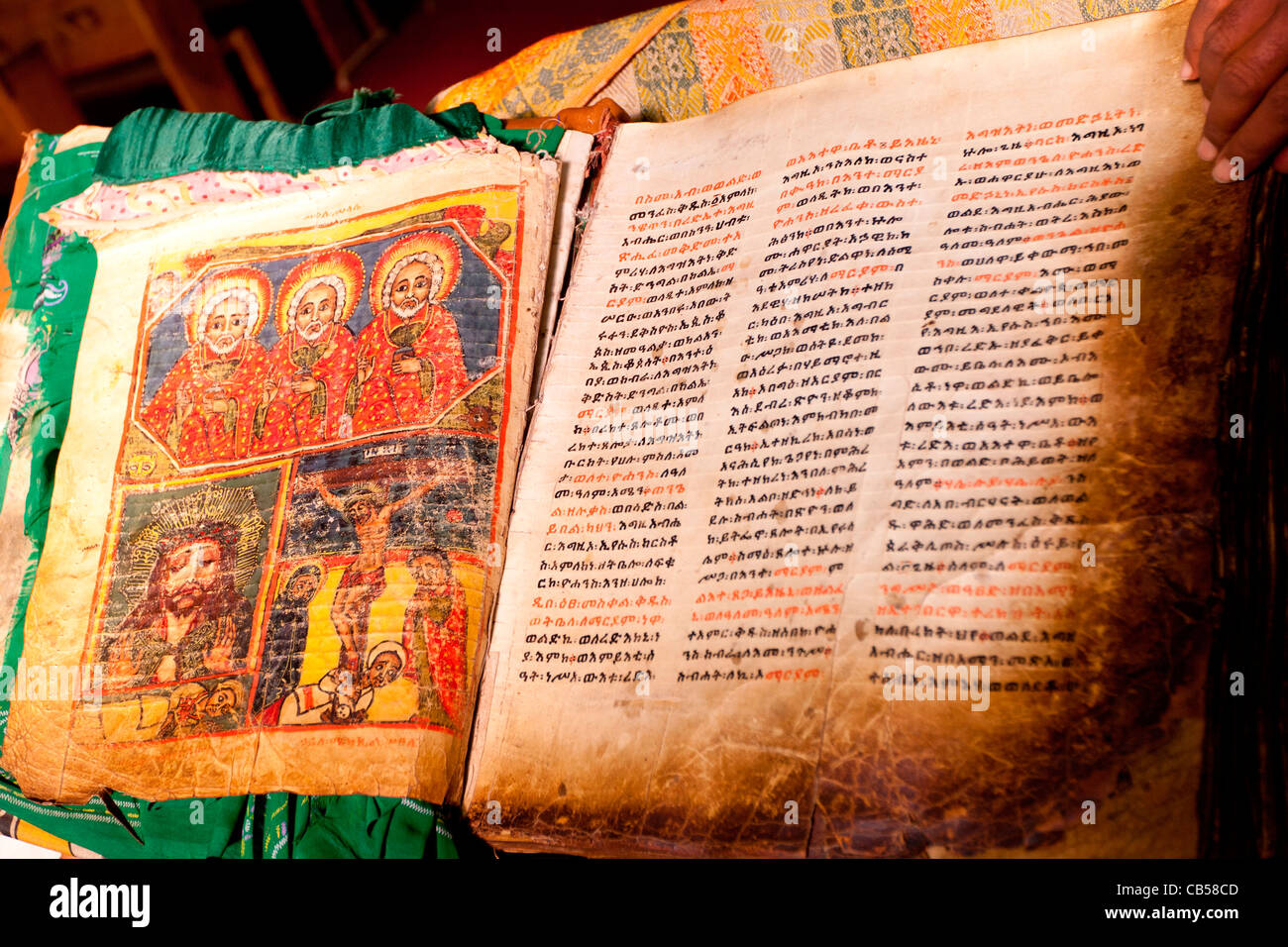 Una cappella custode visualizza un antico manoscritto illuminato presso la nuova chiesa di Santa Maria di Sion in Aksum, Nord dell'Etiopia. Foto Stock