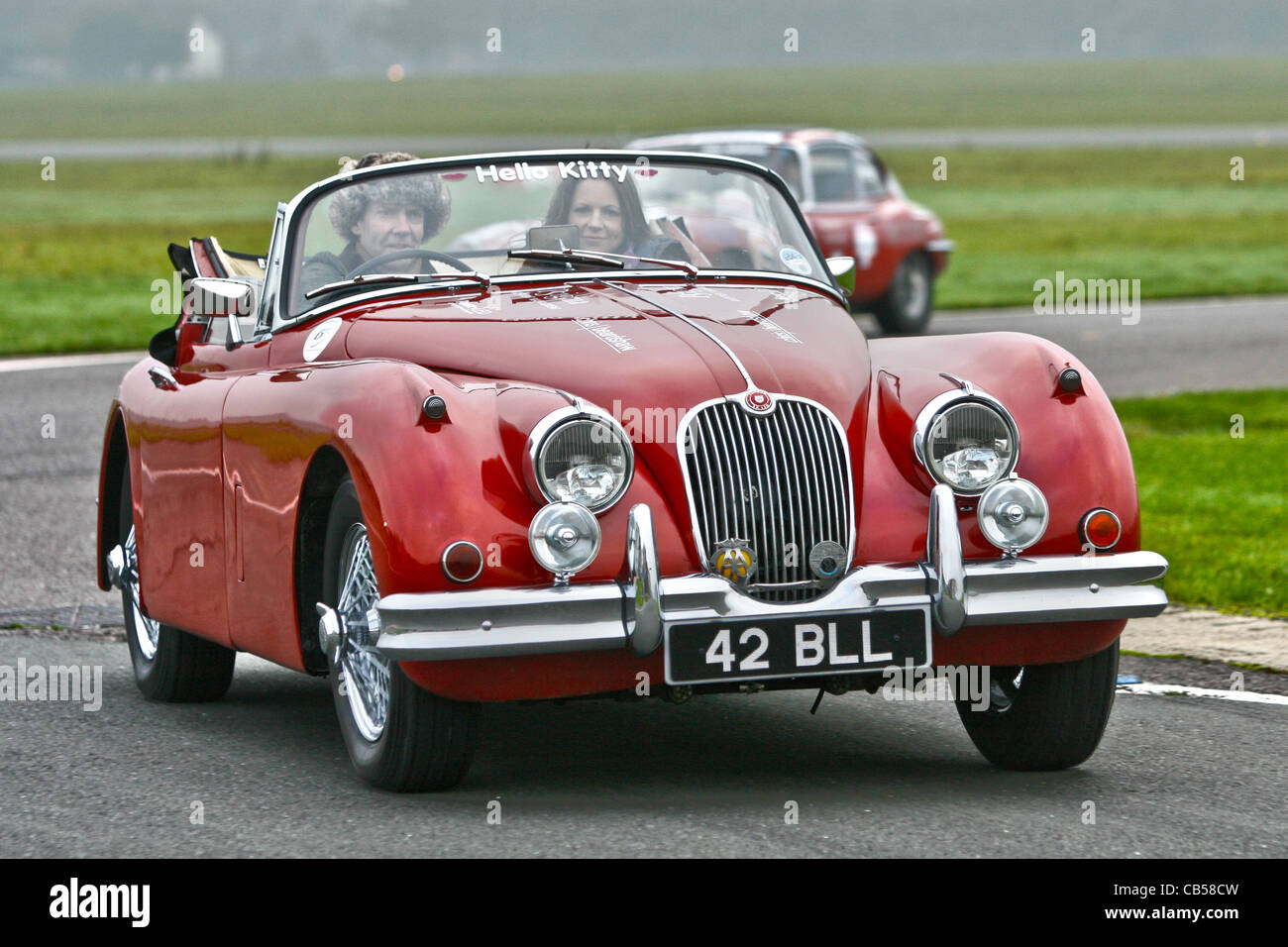 Jaguar XK 150 l'impostazione off sul 2011 Beaujolais eseguito da la marcia superiore via in Dunsfold Park Surrey Foto Stock
