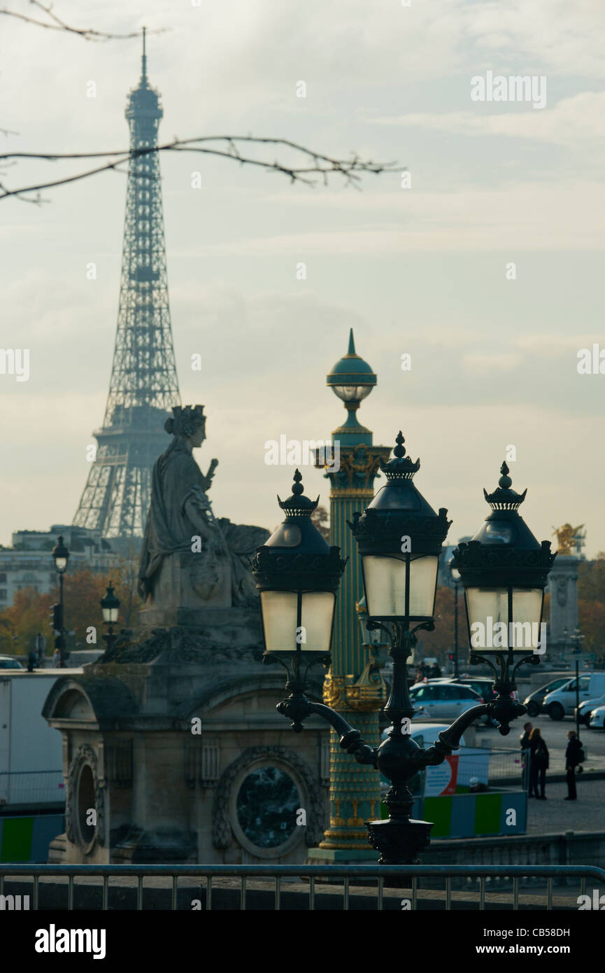 Parigi, Francia, Scenes, Place de la Concorde, è una delle principali piazze pubbliche di Parigi, con una superficie di 8,64 ettari (21,35 acri), è la piazza più grande della capitale francese, Street Paris di giorno, lampione di Parigi Foto Stock