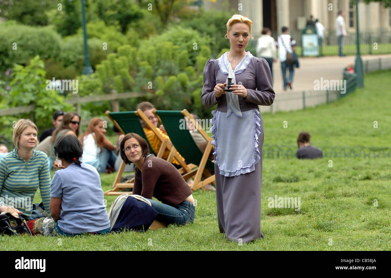 La cantante lirica Maria Tsonina cantando in Brighton il Pavilion Gardens Regno Unito Foto Stock