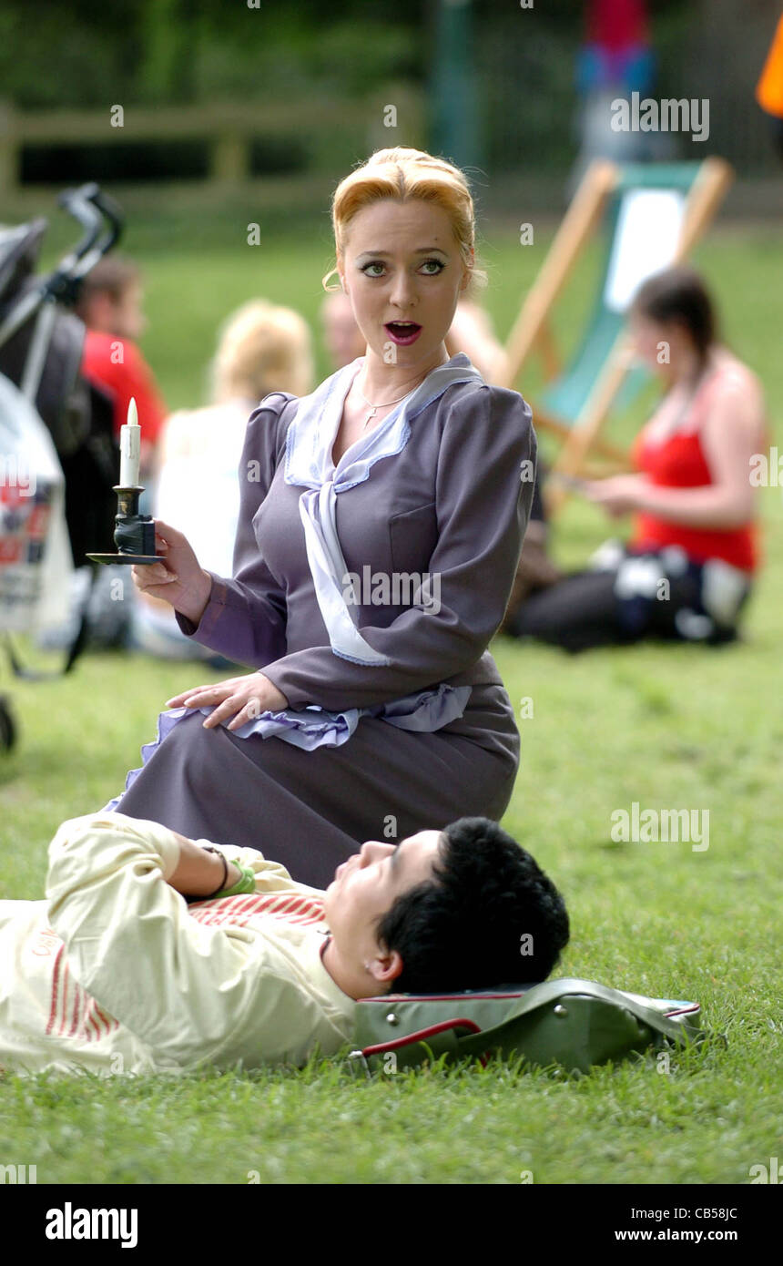 La cantante lirica Maria Tsonina impossibile riattivare questo chap dalla sua snooze per prendere il sole in Brighton Pavilion Gardens Foto Stock