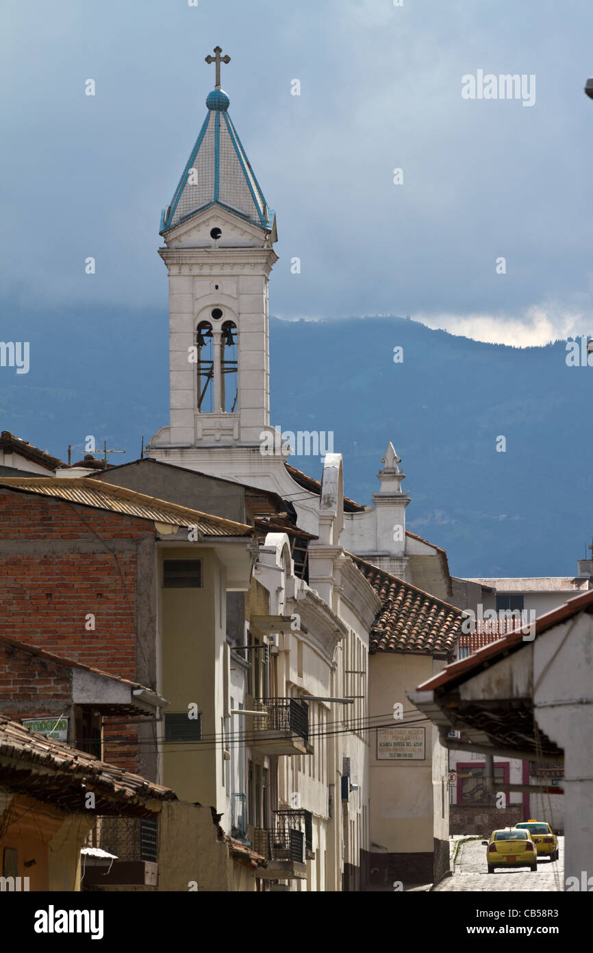 La chiesa e i taxi a Cuenca, Ecuador Foto Stock