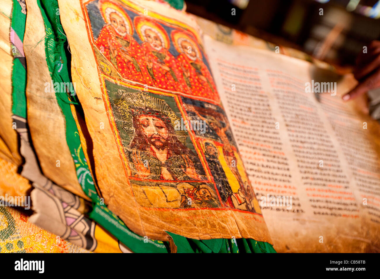 Una cappella custode visualizza un antico manoscritto illuminato presso la nuova chiesa di Santa Maria di Sion in Aksum, Nord dell'Etiopia. Foto Stock