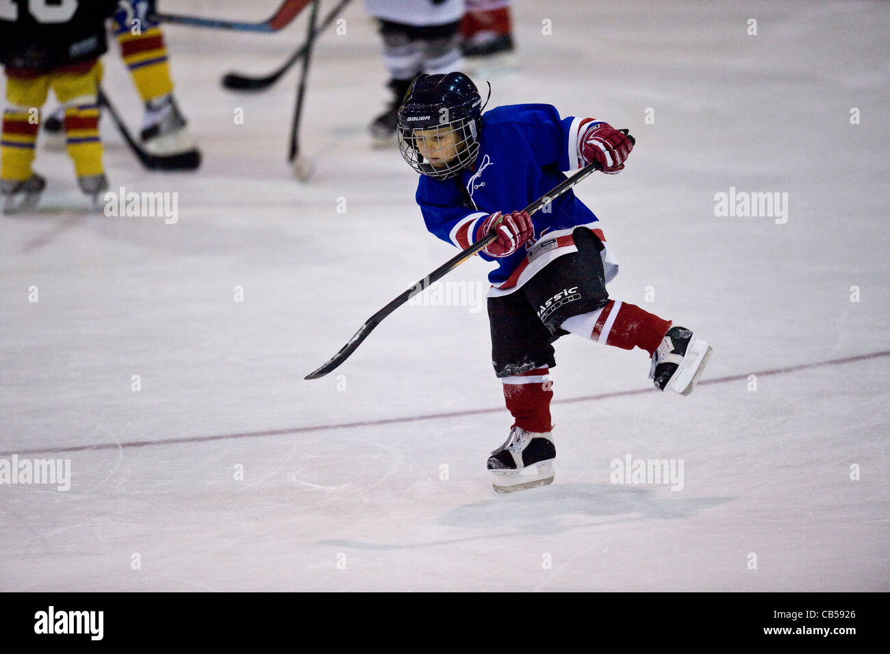 I bambini di hockey su ghiaccio della formazione Foto Stock