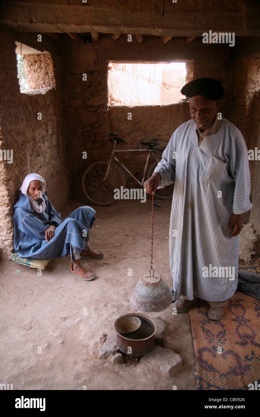 Custode dell'antico 'orologio d'acqua' che regola quanta acqua gli agricoltori locali possono ricevere per le loro aziende nell'oasi, Tata, Marocco Foto Stock