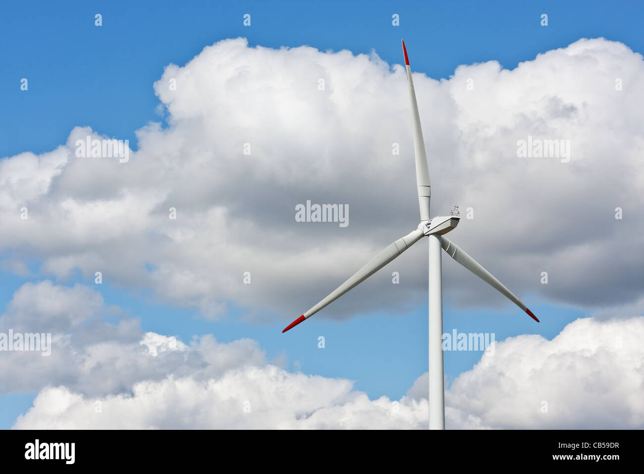 Wind power station contro il cielo blu con nuvole Foto Stock