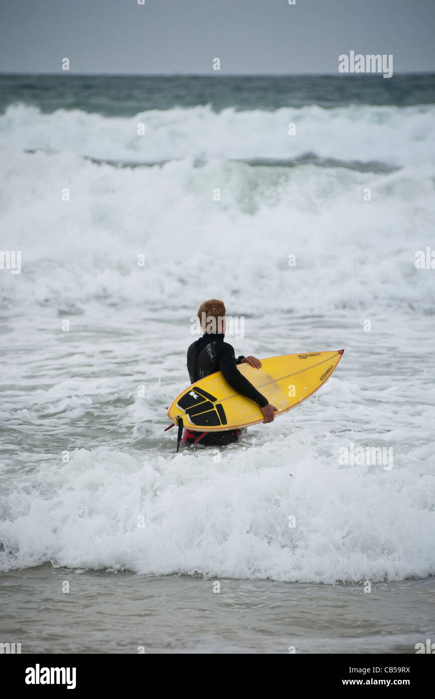 Surfer di andare in acqua, Tarifa, Andalusia, Spagna Foto Stock