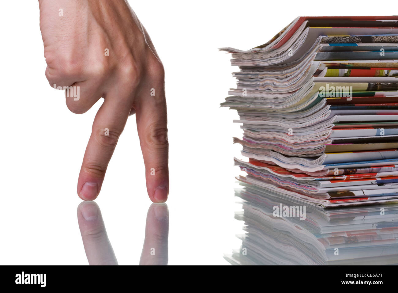 La mano di trovare le informazioni isolato su bianco con la riflessione Foto Stock