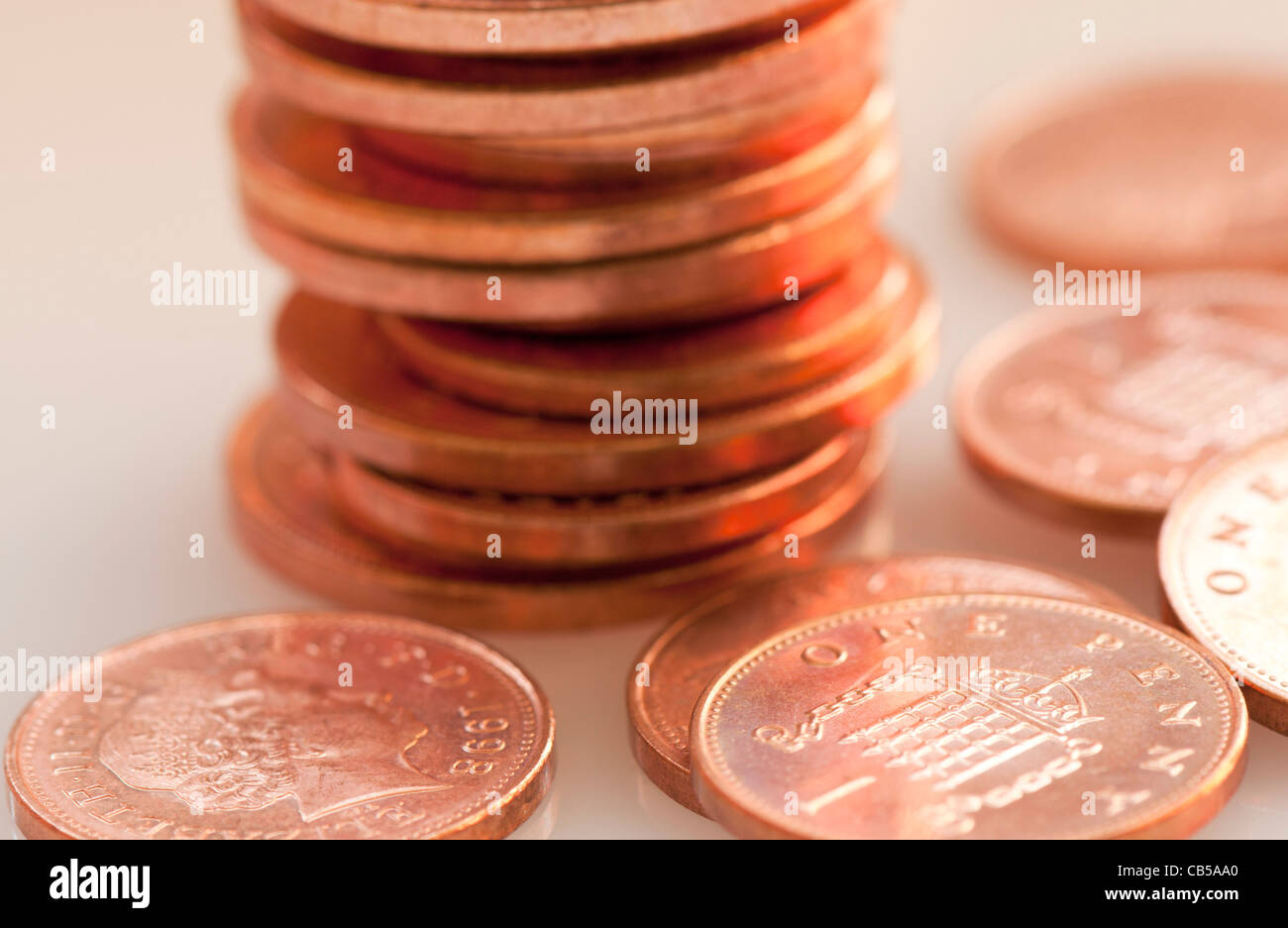 Pila di British uno pence monete Foto Stock