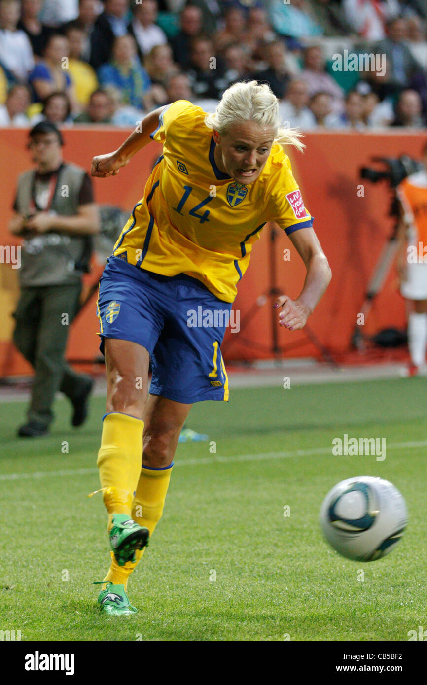 WOLFSBURG, GERMANIA - 6 LUGLIO: La Svezia Josefine Oqvist attraversa la palla durante la partita del gruppo C della Coppa del mondo femminile contro gli Stati Uniti all'Arena Im Allerpark il 6 luglio 2011 a Wolfsburg, Germania. Solo per uso editoriale. Uso commerciale vietato. Nessun push all'utilizzo del dispositivo mobile. (Fotografia di Jonathan Paul Larsen / Diadem Images) Foto Stock WOLFSBURG, GERMANIA - 6 LUGLIO: La Svezia Josefine Oqvist attraversa la palla durante la partita del gruppo C della Coppa del mondo femminile contro gli Stati Uniti all'Arena Im Allerpark il 6 luglio 2011 a Wolfsburg, Germania. Solo per uso editoriale. Uso commerciale vietato. Nessun push all'utilizzo del dispositivo mobile. (Fotografia di Jonathan Paul Larsen / Diadem Images) Foto Stock