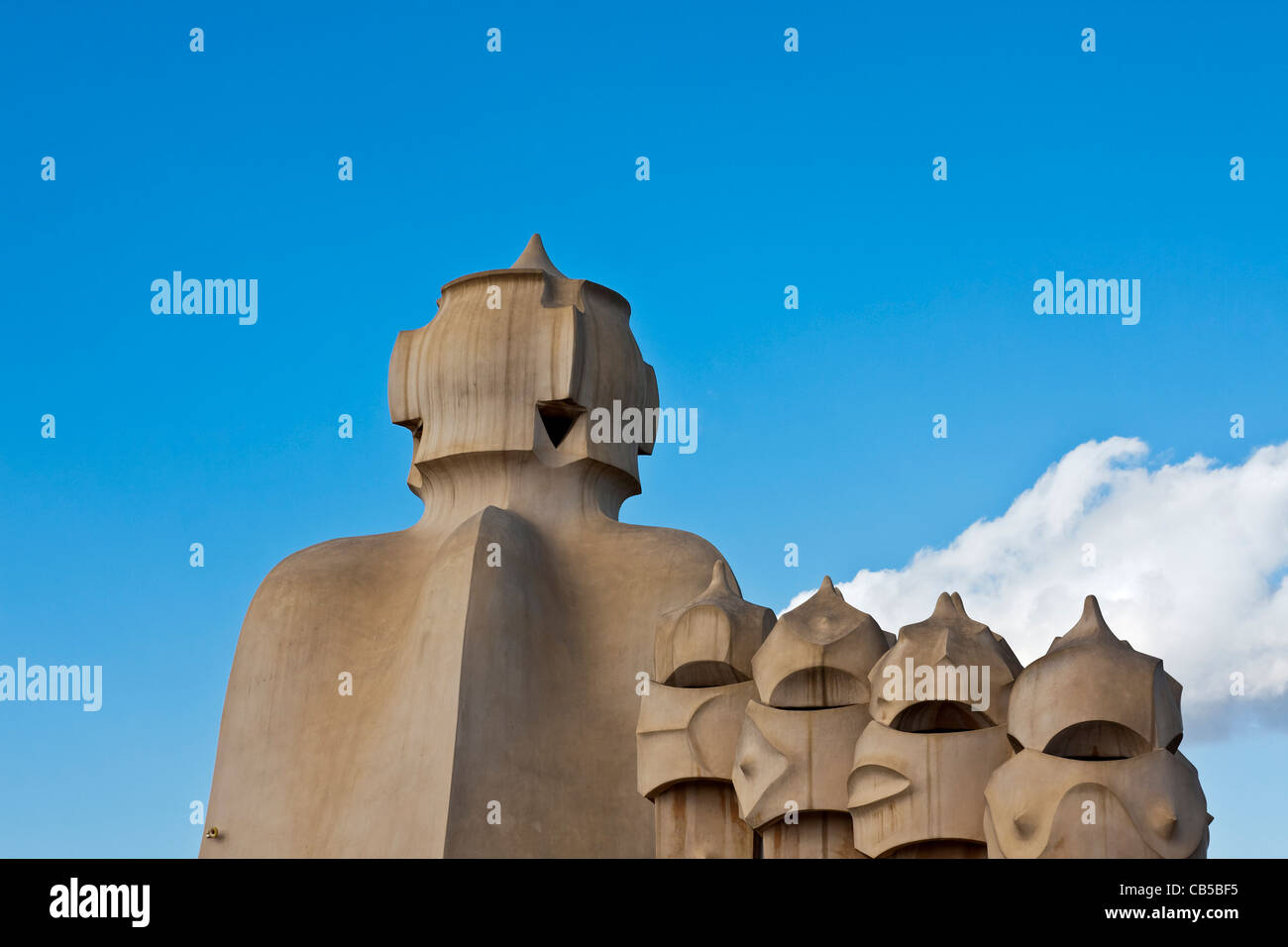 Camini sul tetto di Casa Mila di Antoni Gaudì Barcellona, Spagna Foto Stock