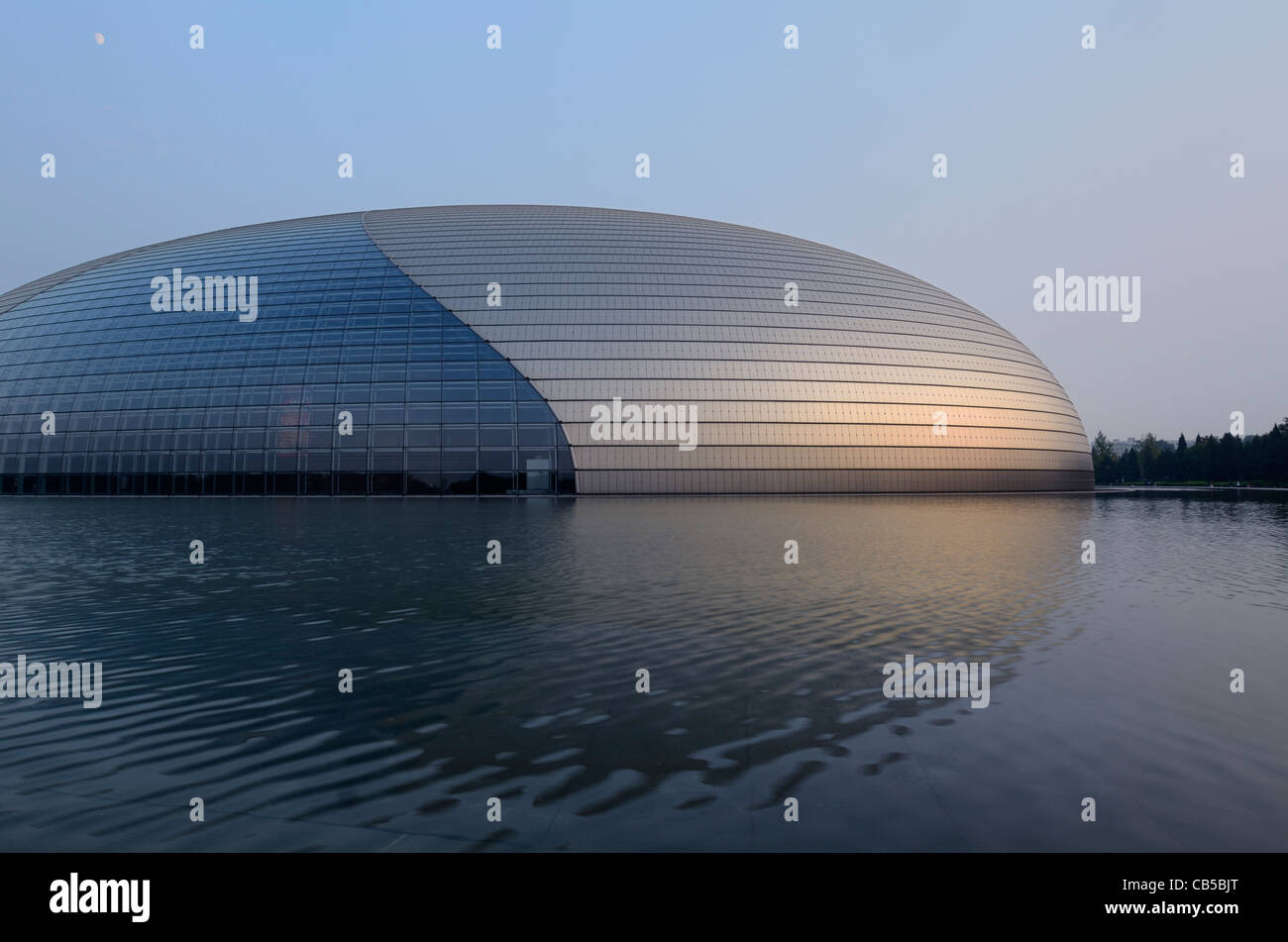 Centro nazionale per le arti dello spettacolo al tramonto con la luna in Pechino repubblica popolare cinese Foto Stock