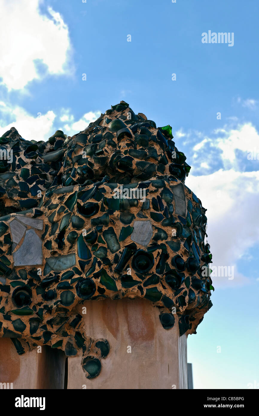 Camini sul tetto di Casa Mila di Antoni Gaudì Barcellona, Spagna Foto Stock