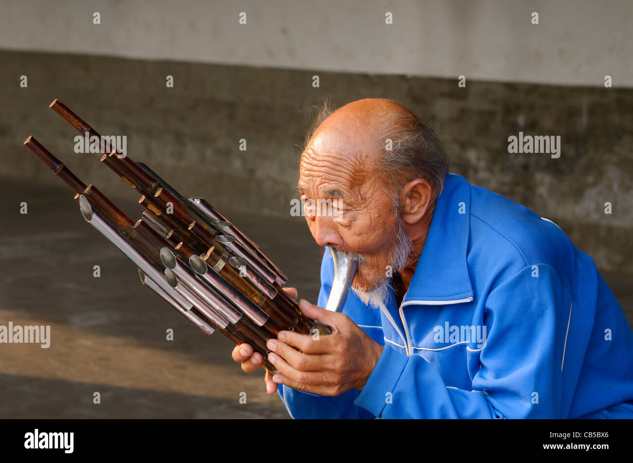 Uomo cinese giocando un sheng o bambù armonica a bocca in una Pechino Cina park Foto Stock