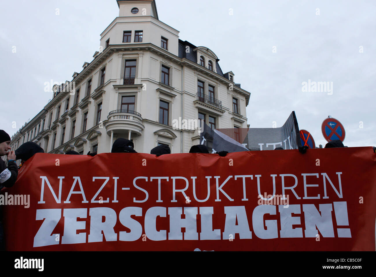 I partecipanti anti-fascisti hanno una bandiera in tedesco "strutture naziste mash" durante un raduno contro l'estremismo di destra e il centro di partito Neo nazista NPD a Lipsia Germania Foto Stock