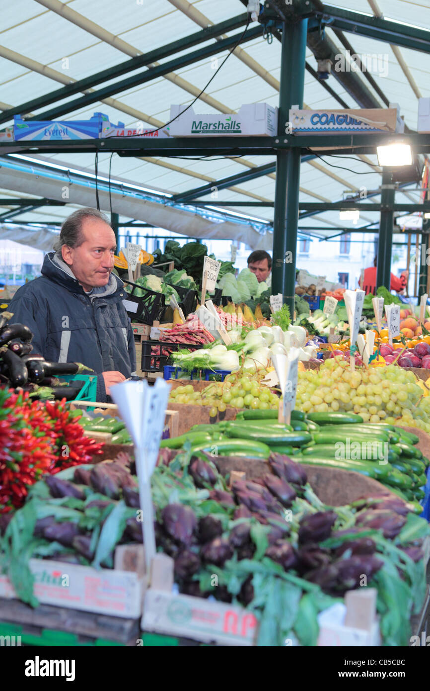 Parte di Venezia Rialto Mercato di frutta e verdura nelle prime ore del mattino Foto Stock