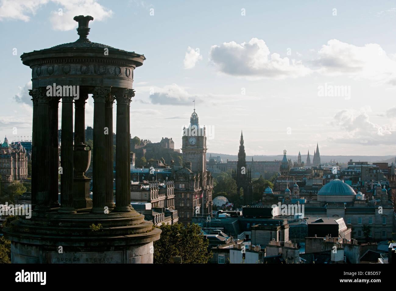 Novembre 2011 , della vista della città di Edimburgo con Dugald Stewart monumento in primo piano e Balmoral Hotel e Scotts monument Foto Stock